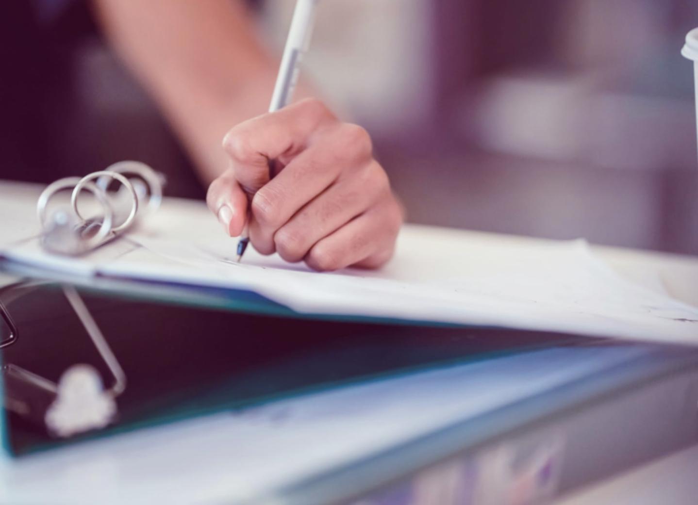 Interface de discussion communautaire avec échanges entre professionnels